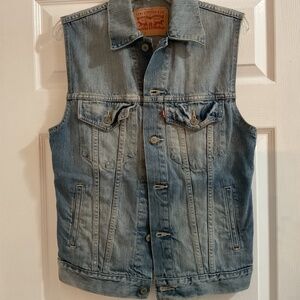 Levi’s Classic Distressed Trucker Denim Vest, Small
